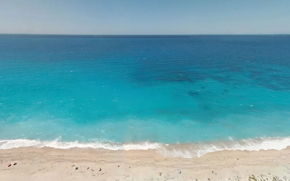 Mer turquoise sur une plage bretonne